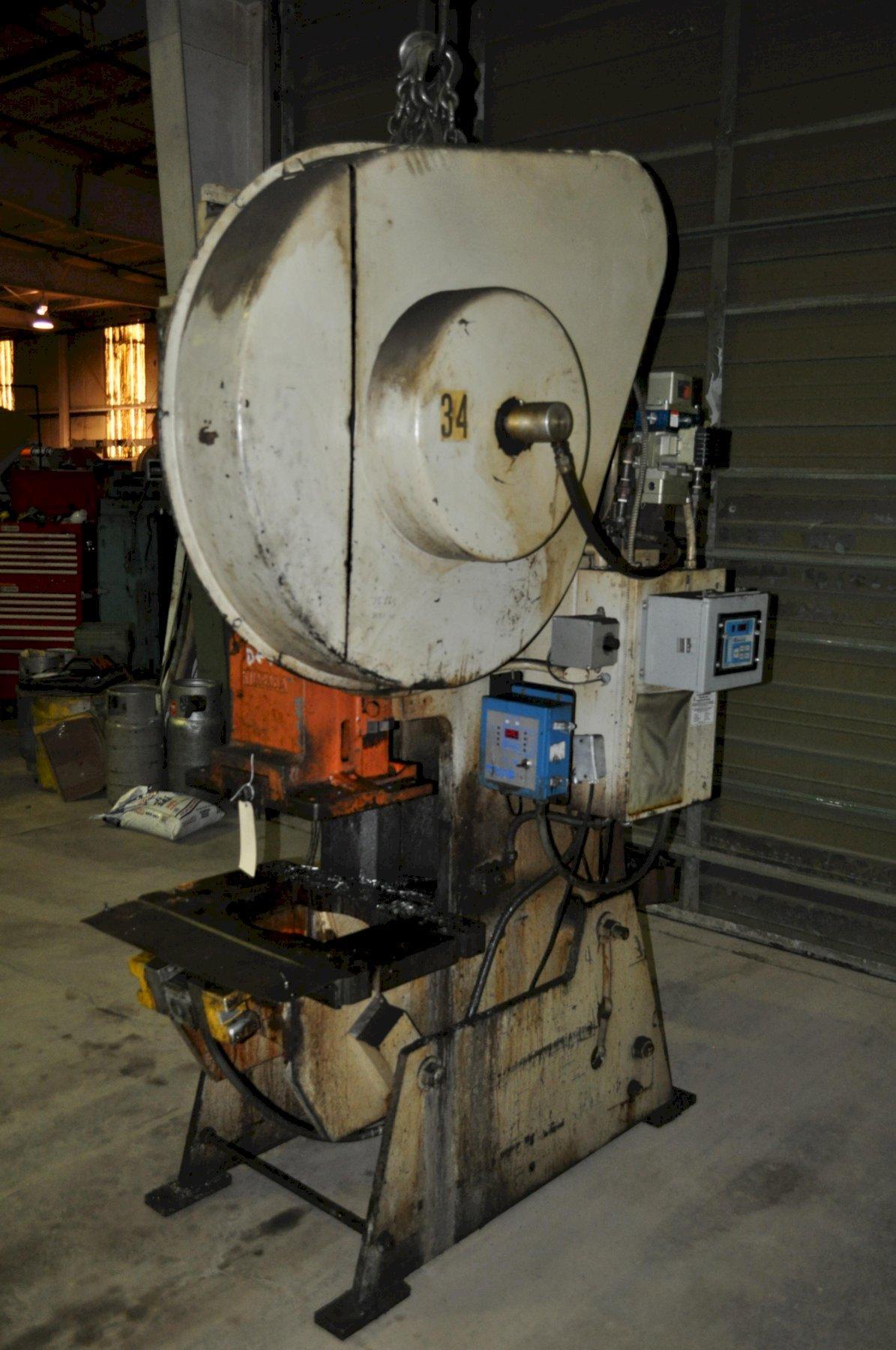 45 Ton, Niagara #M-45, OBI flywheel press, 4" stroke, 11" Shut Height, 3" adj., 110 SPM, 28" x18" bed (2 - Image 2