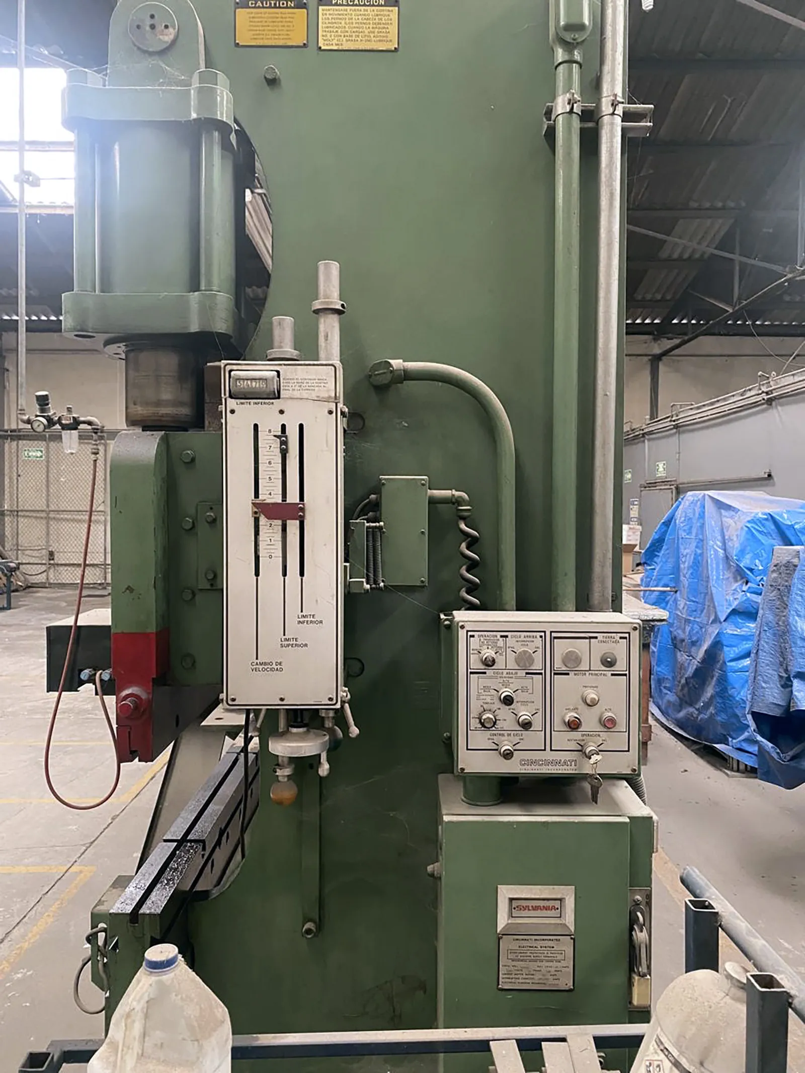135 Ton, Cincinnati #135CBX10, hydraulic press brake, 10' overall, 102" between housing, 8" stroke, 25 HP - Image 2