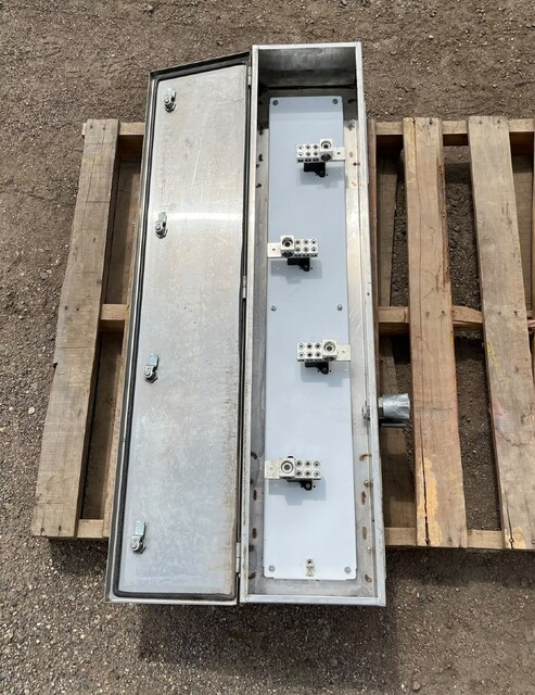 400 Amps, Type 4X Weatherproof, 48inch Splitter Trough (4-Pole) - Image 1