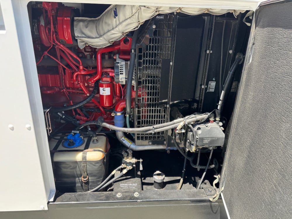 200 KW Cummins #C200D2RE, Tier-4 Diesel Generator, 120-480 Volts, 690 amps, 240 hours, 2016 - Image 3