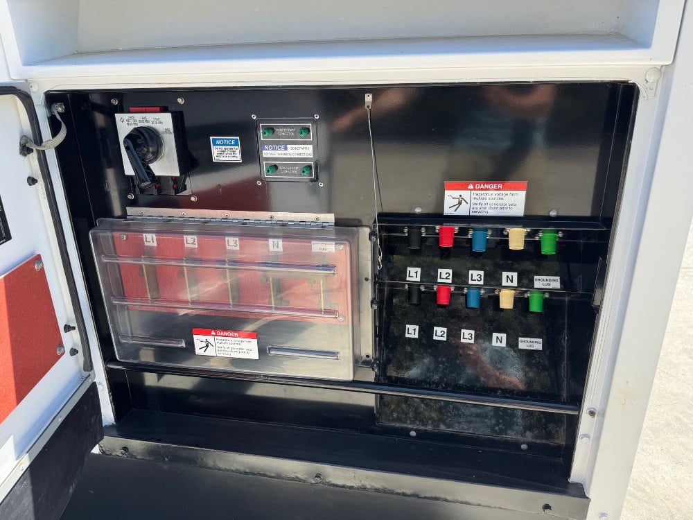 200 KW Cummins #C200D2RE, Tier-4 Diesel Generator, 120-480 Volts, 690 amps, 240 hours, 2016 - Image 4
