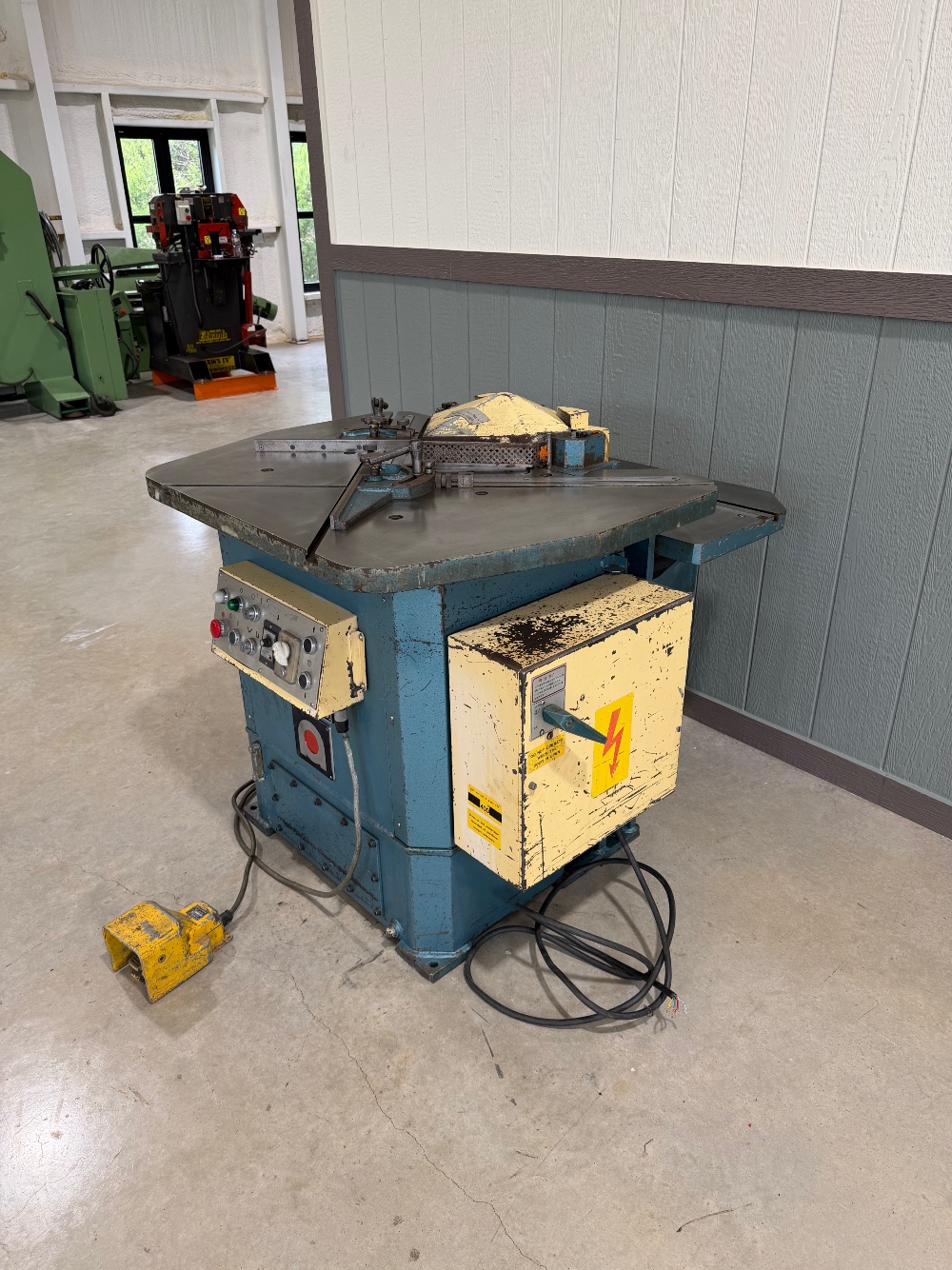 1/8" x 8-5/8" x 8-5/8" Amada #CSW-220, Hydraulic Twin Head Notching Machine, Crop: 4x2", 3HP (Others Availble) - Image 3