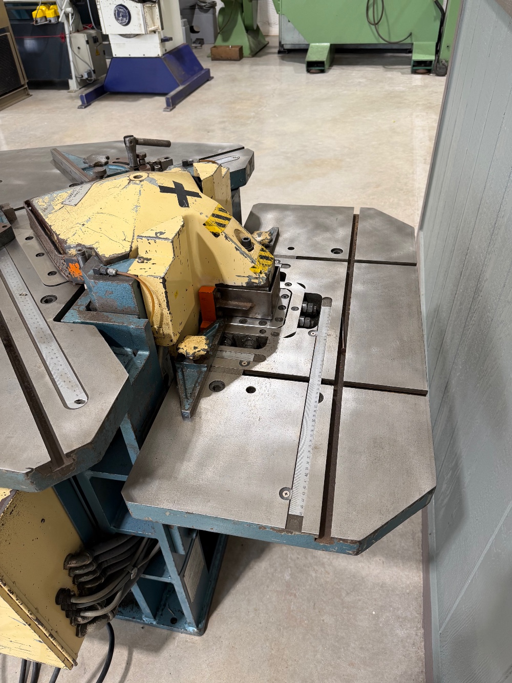 1/8" x 8-5/8" x 8-5/8" Amada #CSW-220, Hydraulic Twin Head Notching Machine, Crop: 4x2", 3HP (Others Availble) - Image 5