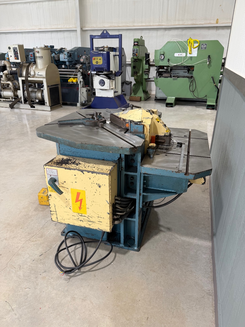 1/8" x 8-5/8" x 8-5/8" Amada #CSW-220, Hydraulic Twin Head Notching Machine, Crop: 4x2", 3HP (Others Availble) - Image 6