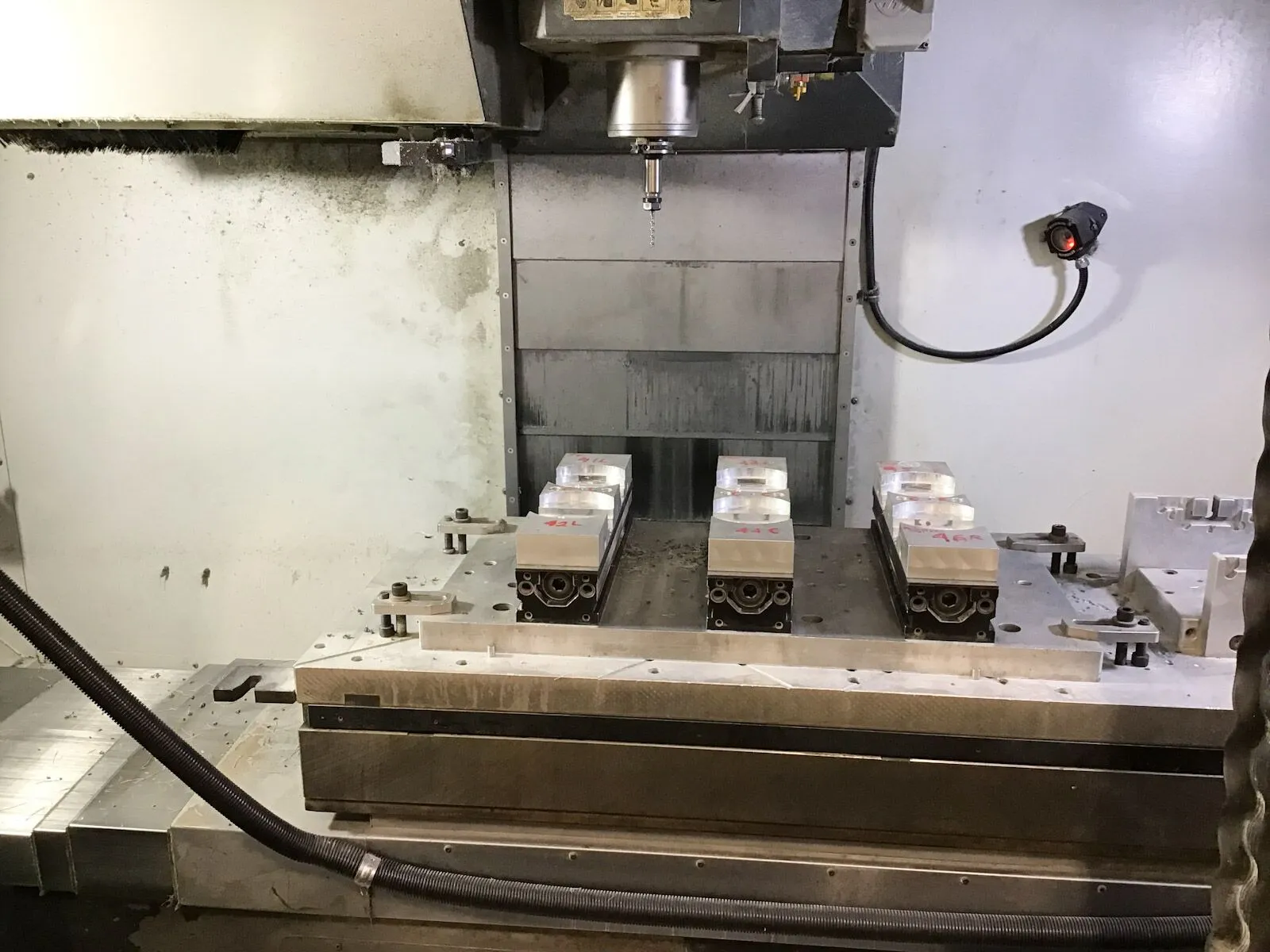Haas #VF-4, CNC vertical machining center, 50" X, 20" Y, 25" Z, 8100 RPM, CAT-40, 30 HP, 40 automatic tool - Image 2