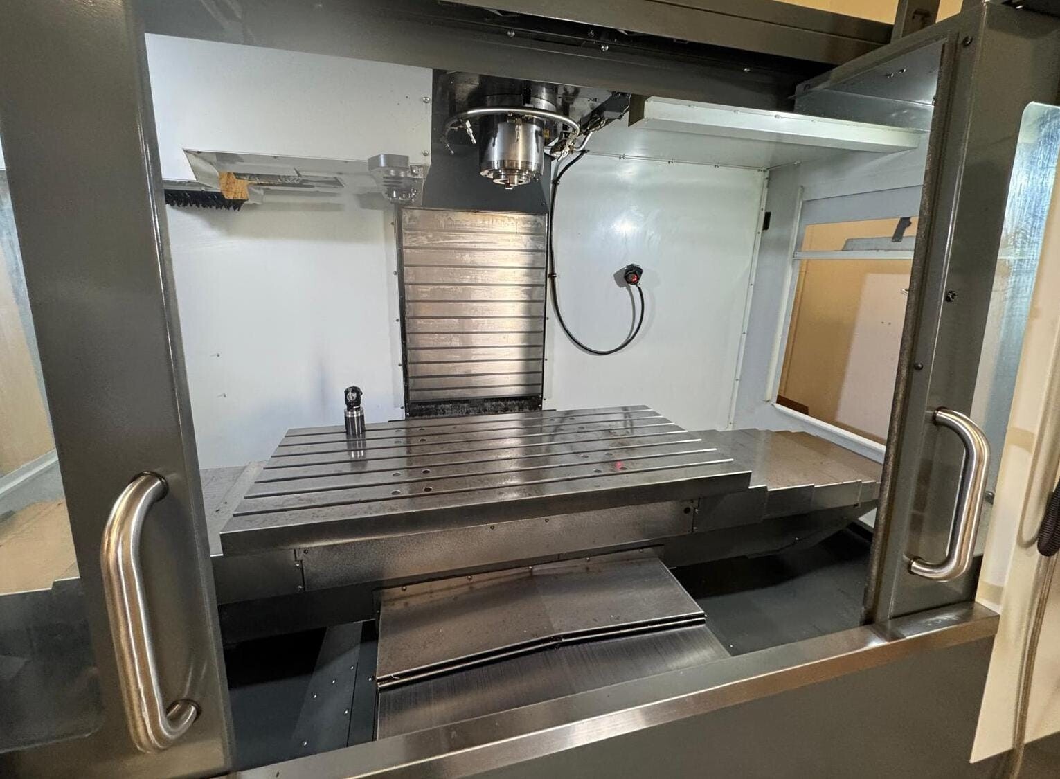 Haas #VF-3YT/50, CNC vertical machining center, 40" X, 26" Y, 25" Z, 7500 RPM, CAT-50, 30 HP, 30 automatic - Image 4