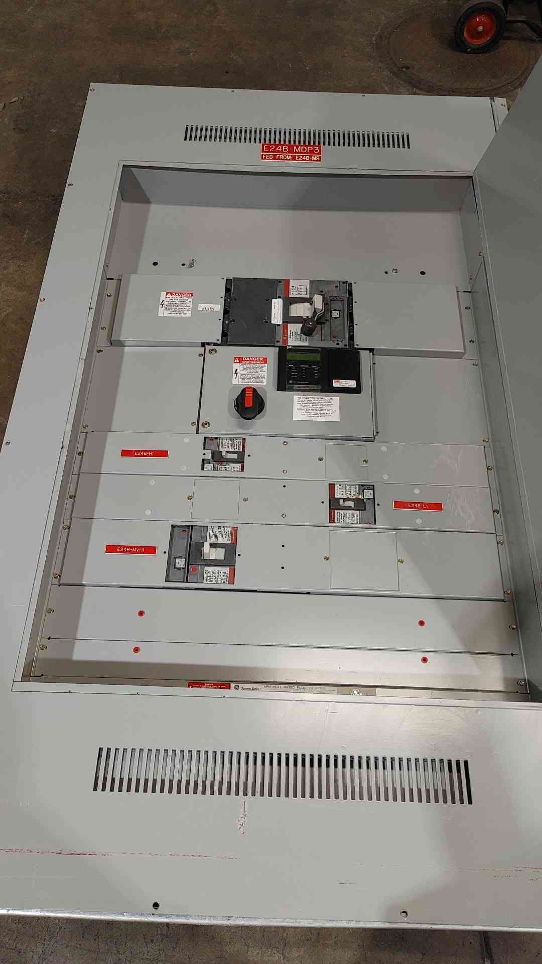 800 Amp, General Electric Spectra Series, Main Distribution Panelboard, 600 Volts, 3 Phase, Loaded w/ Breakers - Image 1