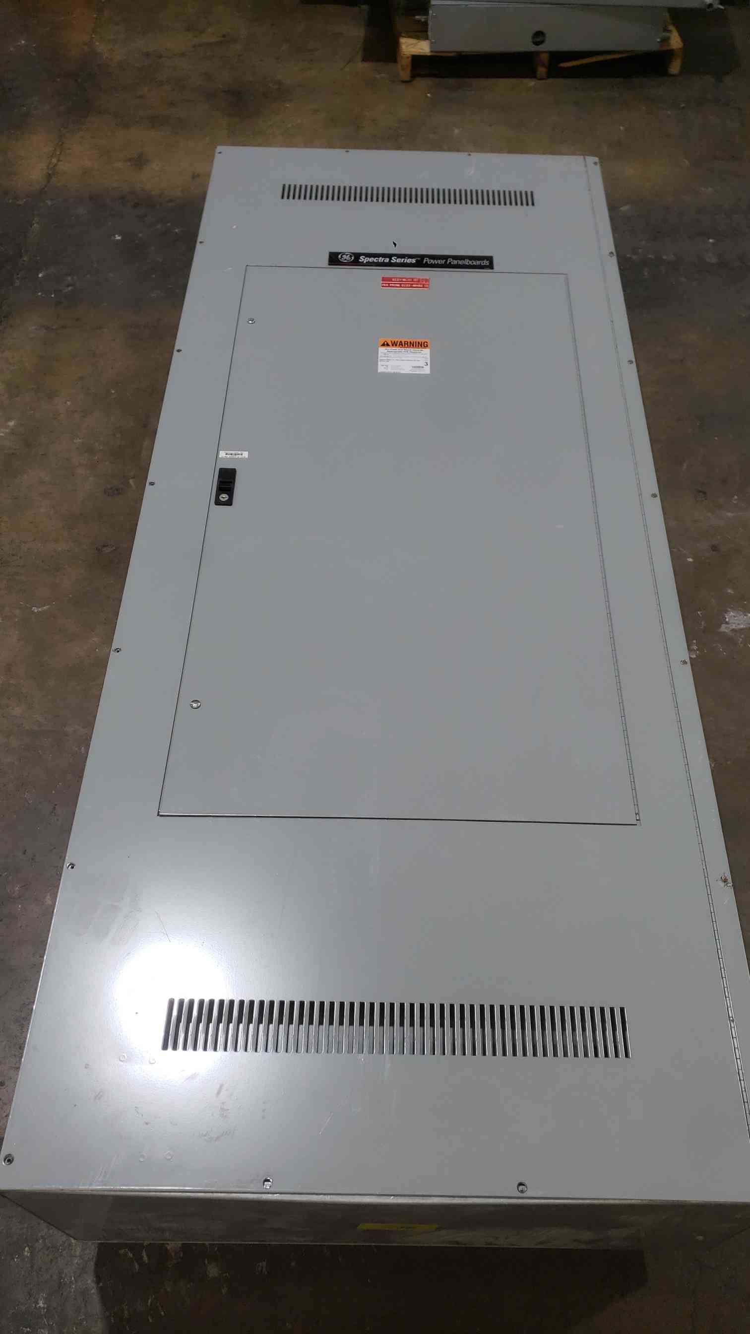600 Amp, General Electric Spectra APN, Panelboard, 208Y/120 Volts, 3 Phase, w/ 20A & 100A Breakers - Image 6
