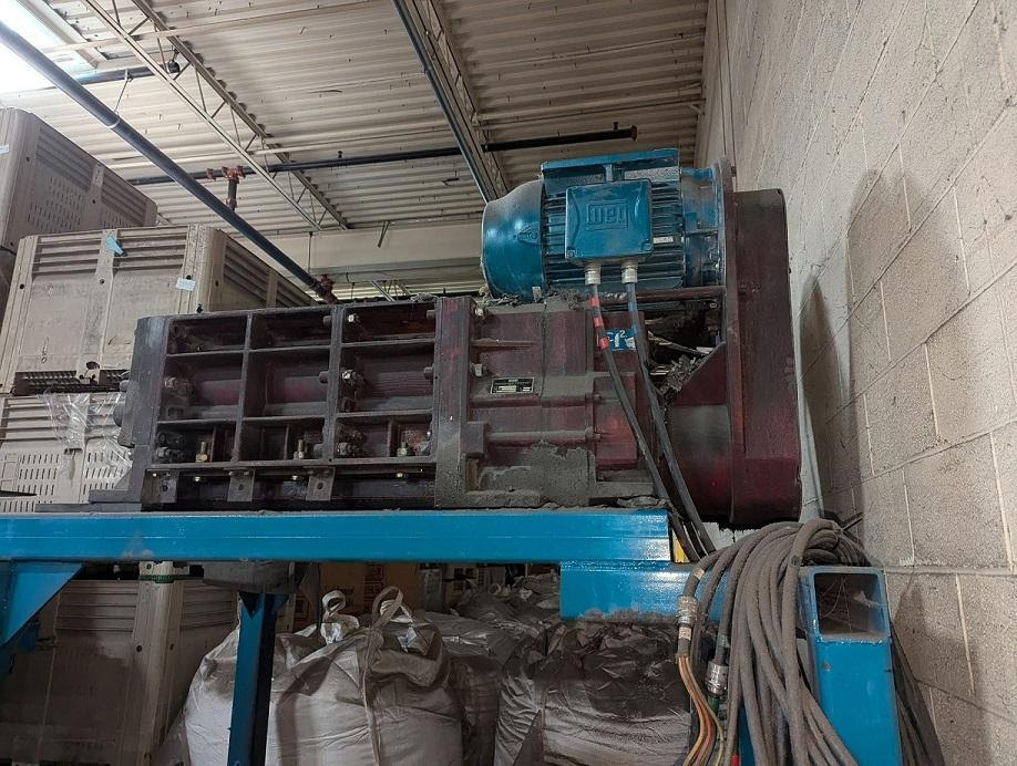 UNTHA, Quad-Shaft Shredder, 1" blade width, 28" x 30" feed opening, (2) 30 HP motors, infeed conveyor - Image 1