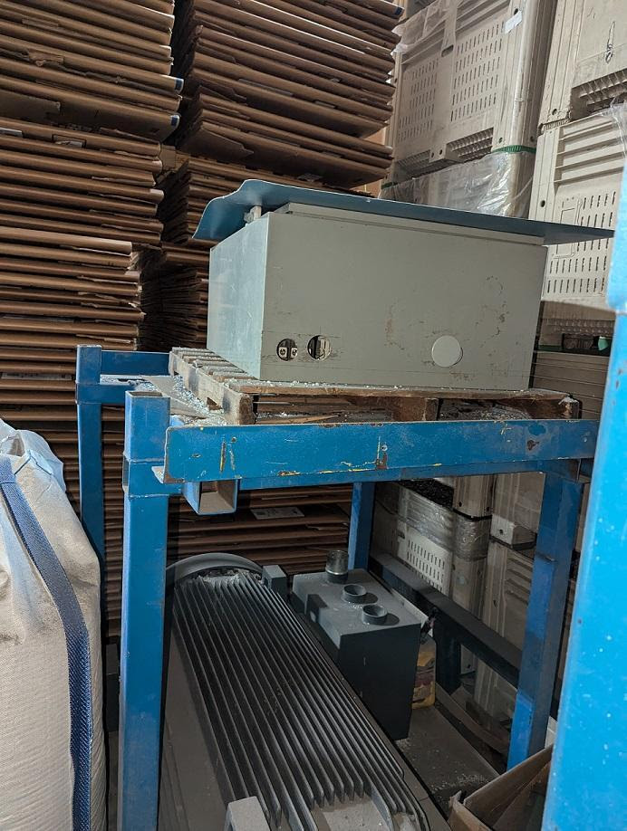 UNTHA, Quad-Shaft Shredder, 1" blade width, 28" x 30" feed opening, (2) 30 HP motors, infeed conveyor - Image 3
