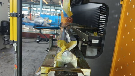 176 Ton, Ficom #WC67K-160/4000, Press Brake, 157" overall, 123" between housing, 13" throat, 7.8" ram, 18.3" - Image 7