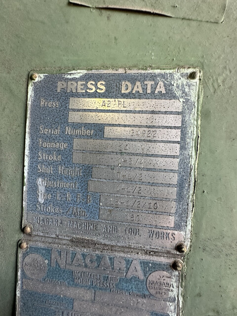 14 Ton, Niagara #A2, tilt punch press w/ flywheel, 1-3/4" stroke, 7-1/2" Shut Height, 15-1/2" x 10" table - Image 2