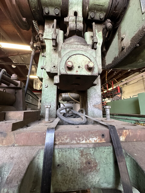 14 Ton, Niagara #A2, tilt punch press w/ flywheel, 1-3/4" stroke, 7-1/2" Shut Height, 15-1/2" x 10" table - Image 4