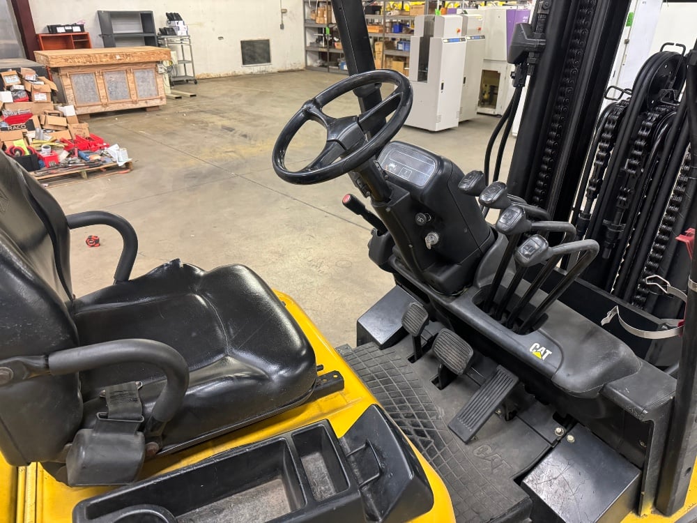 6000 lb. Caterpillar #GC30K, propane, Cushion Tire Forklift, 3-stage mast, side shift, fork positioner, 54" - Image 6