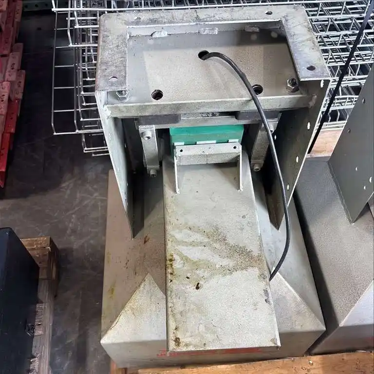 Automation Devices #5500, vibratory pan feeder hopper, 18.5" square, 23" tall, multiple unit available - Image 3