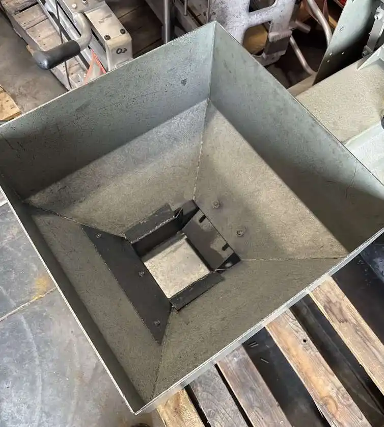 Automation Devices #5500, vibratory pan feeder hopper, 18.5" square, 23" tall, multiple unit available - Image 4
