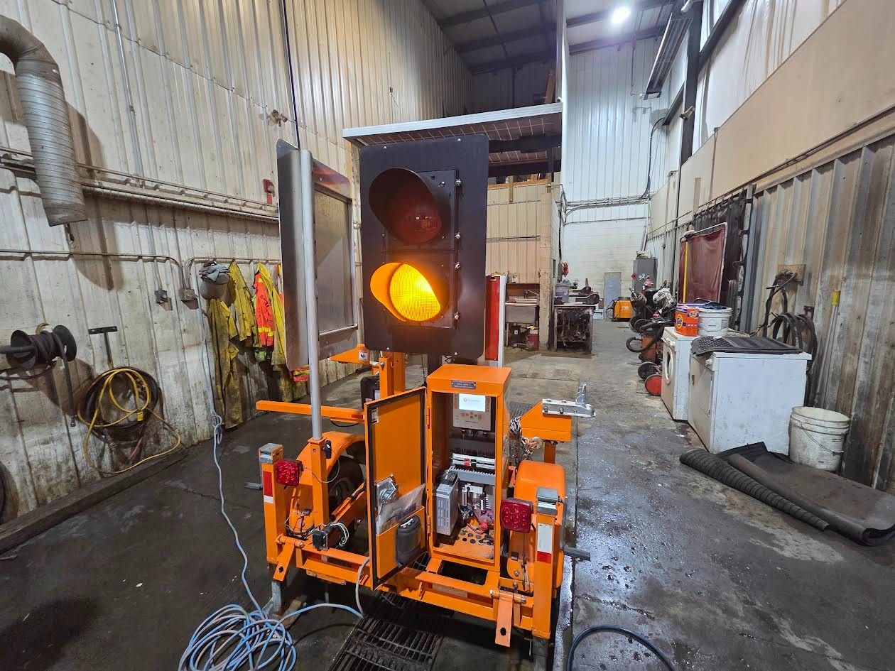 North America Traffic #RCF2.4, portable solar traffic sign, wireless remote, Gen 3 controller, reflective - Image 2