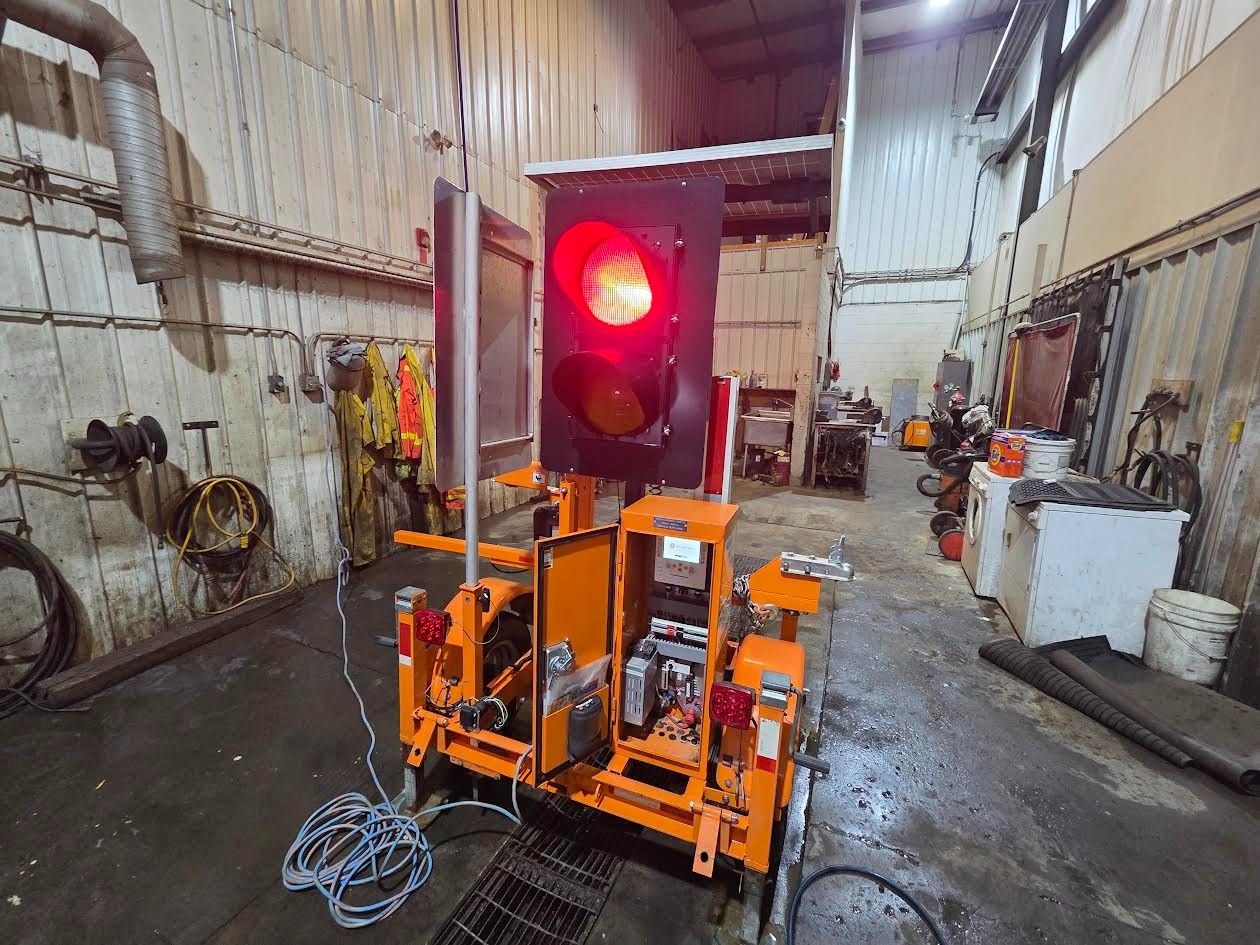 North America Traffic #RCF2.4, portable solar traffic sign, wireless remote, Gen 3 controller, reflective - Image 3