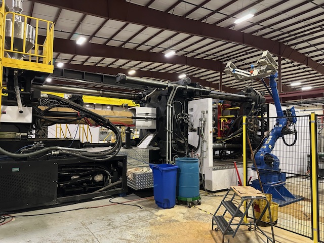 2200 Ton, 533 oz., Borche #BU2200-V, injection molding machine with Yaskawa robot, Keba Control, 2024 - Image 4