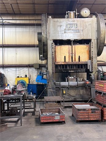 250 Ton, Bliss, straight side press, 72" x 48" bed, 12" stroke, 24" Shut Height, 35 SPM, Triad Control - Image 5
