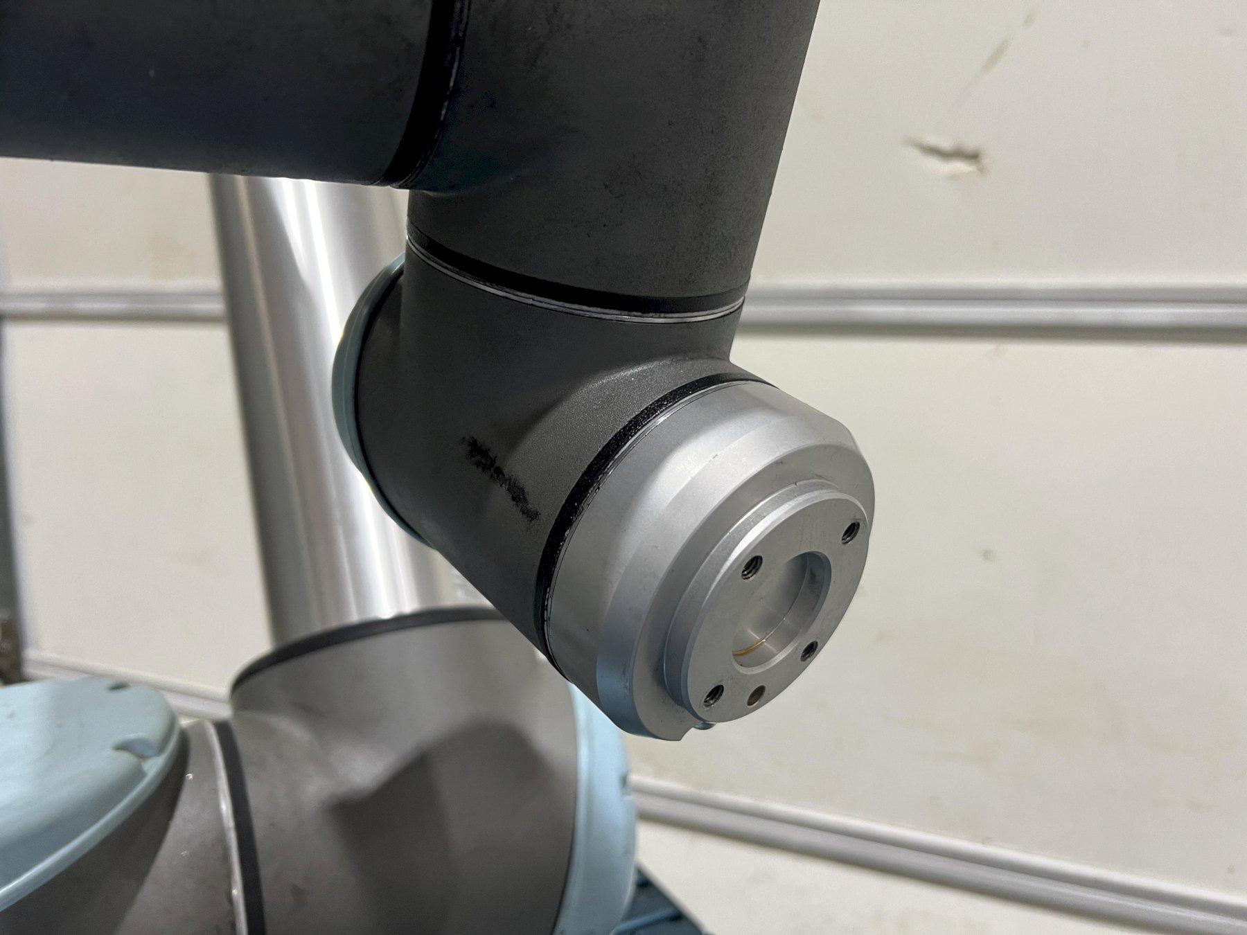 Universal Robots, UR-10 Cobot, dual chuck grippers, flexible loading system, 22 lb. payload, 2018 - Image 6