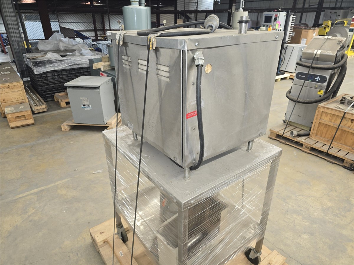Vulcan Hart #VPX-3, Stainless Steel electric food grade steamer, 9 KW tubular heating elements, 3 pan capacity - Image 4