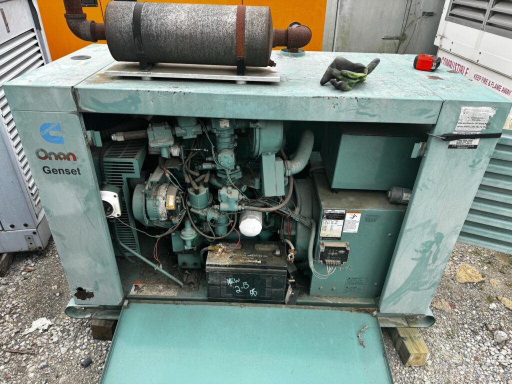 20 KW Cummins Onan #20ES, gas generator set, Ford engine, weatherproof enclosure, 277/480 Volts, 558.7 hours - Image 6