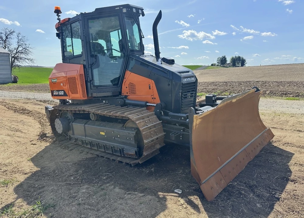 Develon DD100, Crawler Dozer, 122 HP HD Hyundai engine, 2200 RPM, 6-way blade, 320 hours, 2023 - Image 2
