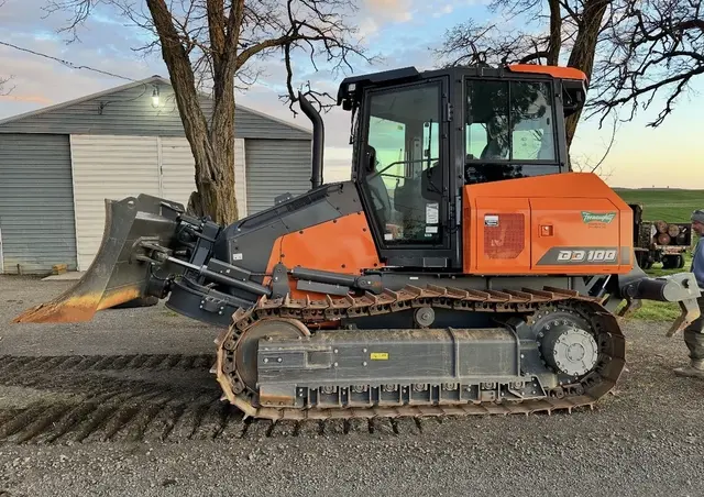 Develon DD100, Crawler Dozer, 122 HP HD Hyundai engine, 2200 RPM, 6-way blade, 320 hours, 2023 - Image 4