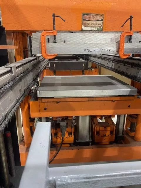 Brown #2525, Thermoformer, 25" x 25" max. mold size, 72" oven, 72 ton trim press, 1998 - Image 2