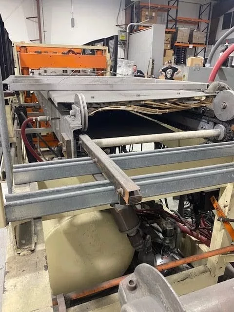 Brown #2525, Thermoformer, 25" x 25" max. mold size, 72" oven, 72 ton trim press, 1998 - Image 7