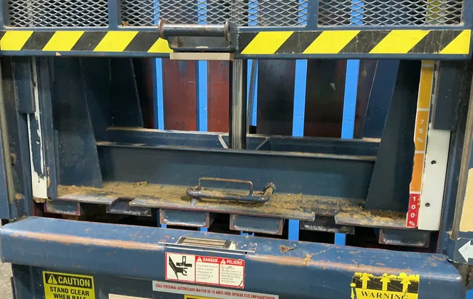 46" x 24" JV Manufacturing #DL-46-LD-VB, vertical baler, 230/460 V., 2002 - Image 8