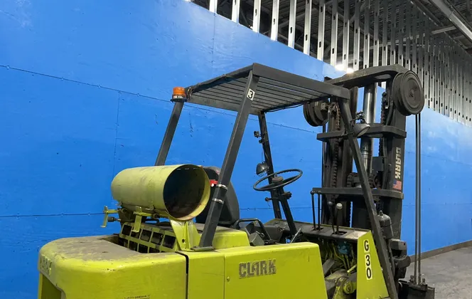 4075 lb. Clark #C500-100, Gas Forklift - Image 9