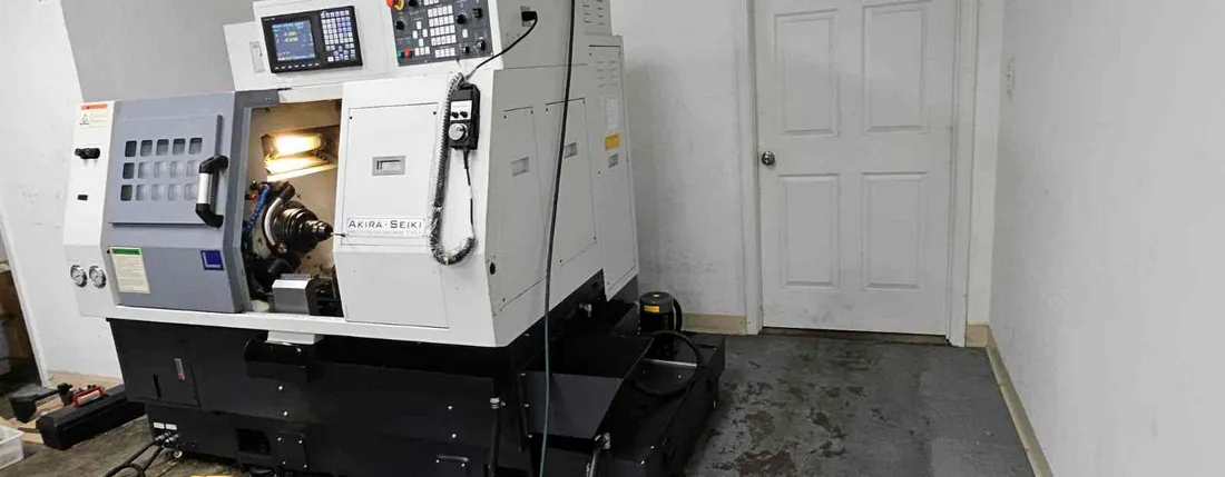 Akira Seiki #SL20, CNC lathe, 17.7" swing, 1.7" bar, 6" chuck, 13" centers, 11.4" turning diameter, 10 - Image 5