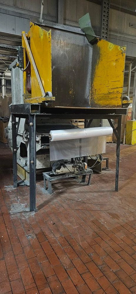 Vecoplan, single shaft shredder, 42" x 48" hopper opening, 10" rotor diameter, 27 cutters, 30 HP - Image 2