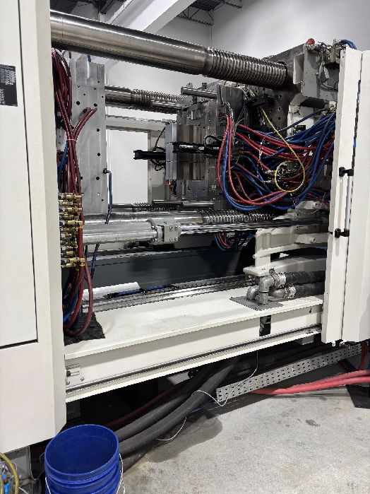 900 Ton, 217 oz., Krauss Maffei #900-1200GX, injection molding machine, 46.46" x 39.4" tie bars, 60.35" - Image 2