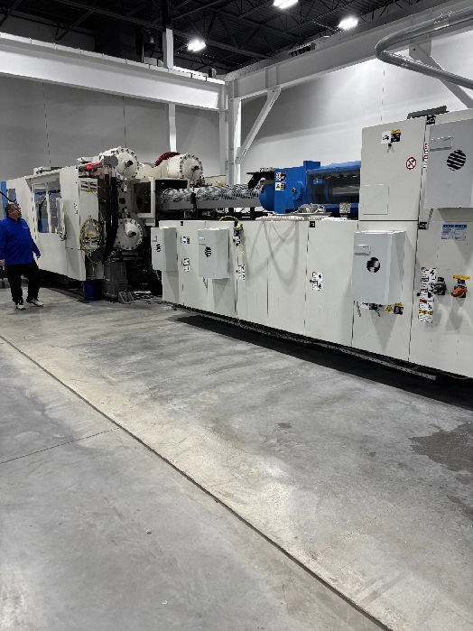 900 Ton, 217 oz., Krauss Maffei #900-1200GX, injection molding machine, 46.46" x 39.4" tie bars, 60.35" - Image 3
