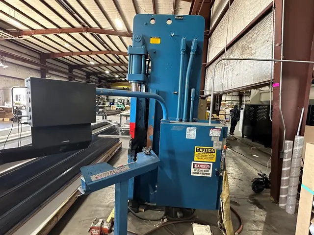 90 Ton, Cincinnati #90CBII10, hydraulic press brake, 12' overall, 102.75" between housing, 8" stroke, 7" - Image 4