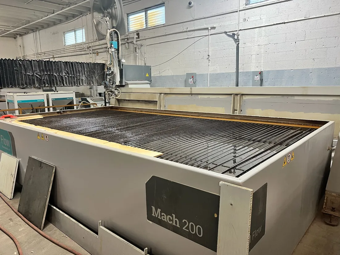 Flow #Mach-200-4020-Pivot, waterjet, 6.6' x 13.1' table, 30 HP, 60,000 PSI., 8" Z travel, FlowExpert control - Image 3