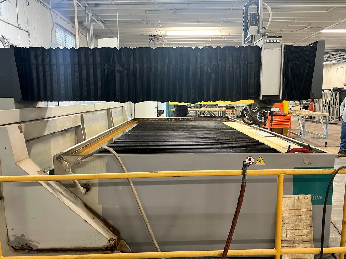 Flow #Mach-200-4020-Pivot, waterjet, 6.6' x 13.1' table, 30 HP, 60,000 PSI., 8" Z travel, FlowExpert control - Image 4