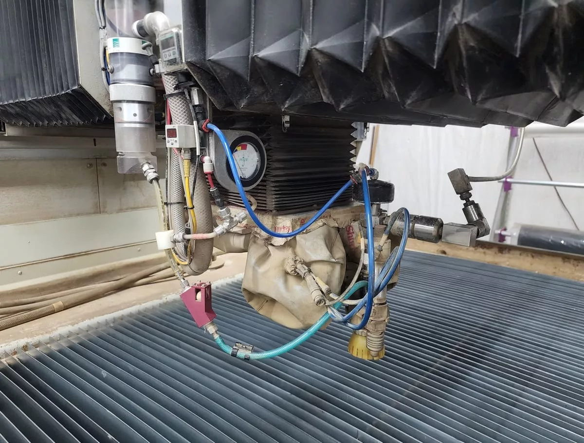 Flow #IFB-4800-DWJ, waterjet, 4' x 8' table, 50 HP, 60,000 PSI., Flow PC based control, 2005 - Image 3