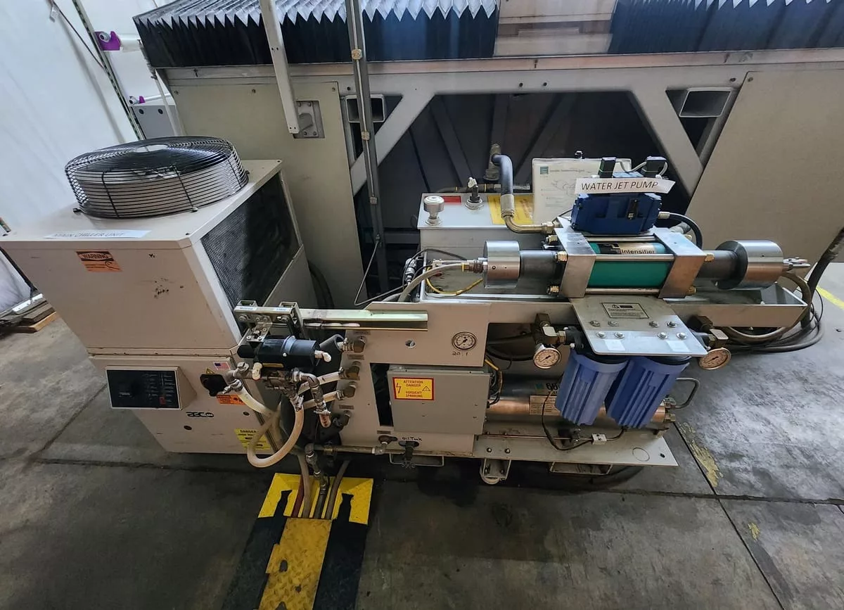 Flow #IFB-4800-DWJ, waterjet, 4' x 8' table, 50 HP, 60,000 PSI., Flow PC based control, 2005 - Image 9