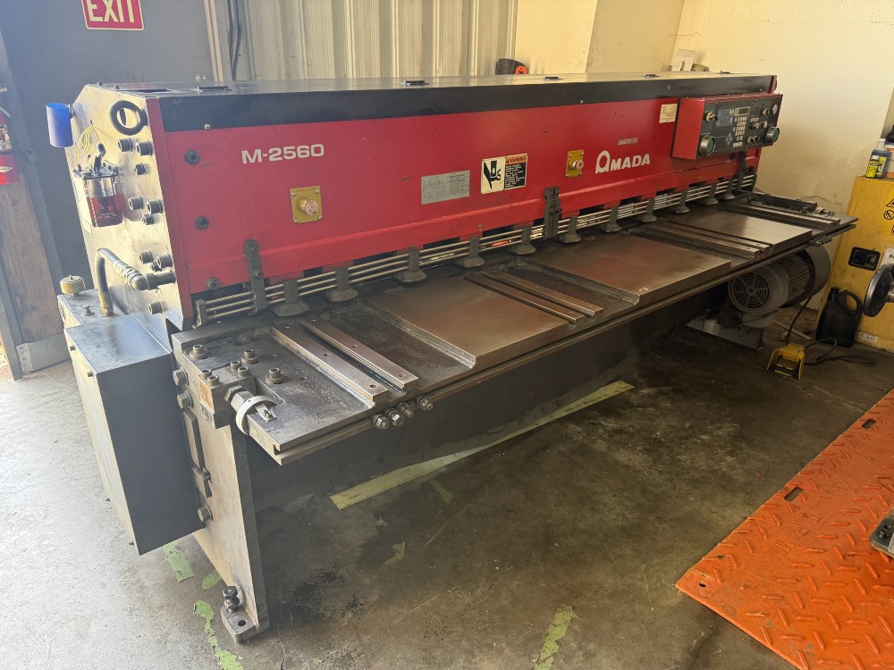 1/4" x 8' Amada #M-2560, mechanical power squaring shear, 7.5 HP, 60 SPM, programmable Back Gauge, squaring - Image 1