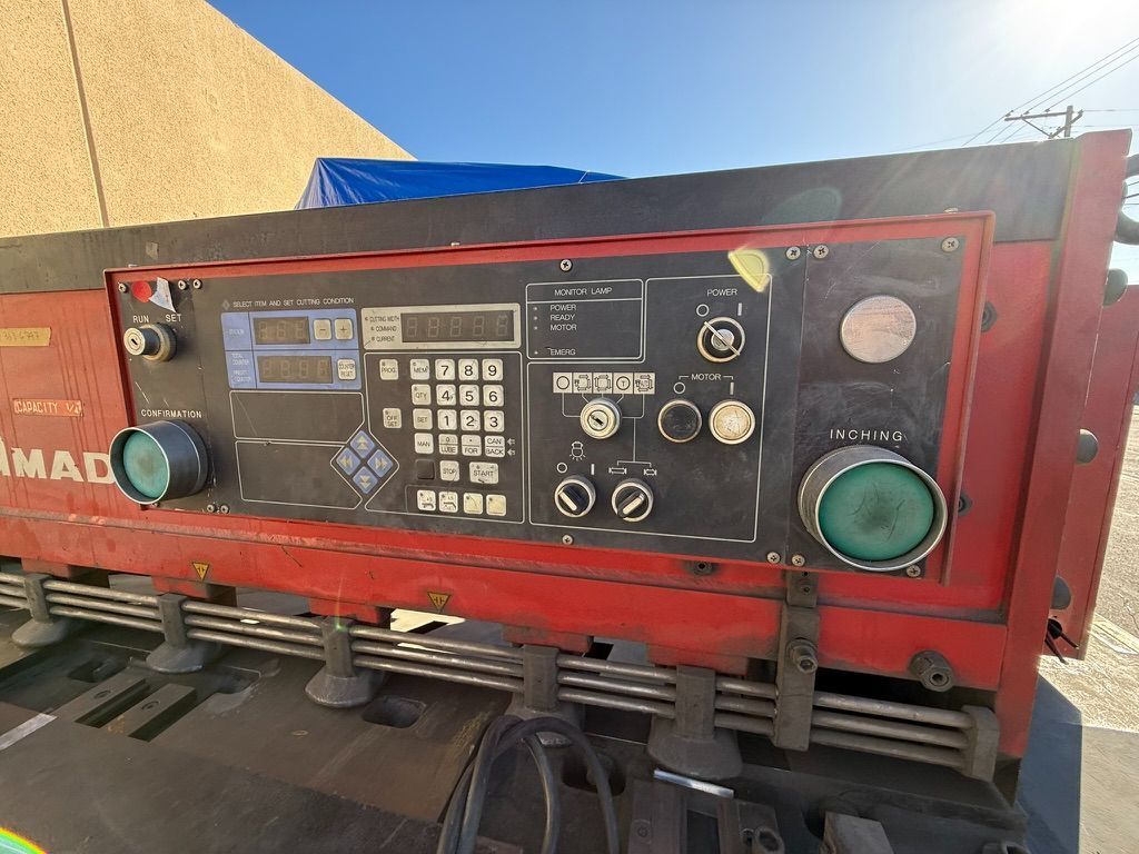 1/4" x 8' Amada #M-2560, mechanical power squaring shear, 7.5 HP, 60 SPM, programmable back gauge, squaring - Image 2