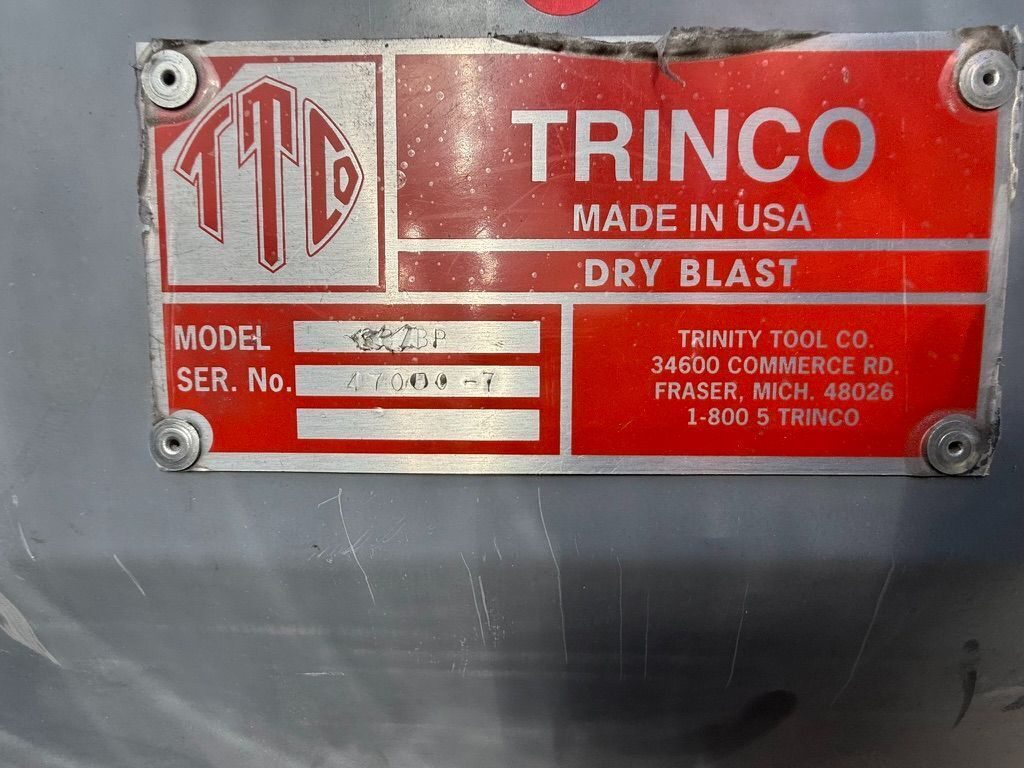 36" x 24" x 22" Trinco #33/BP, blast cabinet, vacuum dust recovery, viewing window, glove ports - Image 2