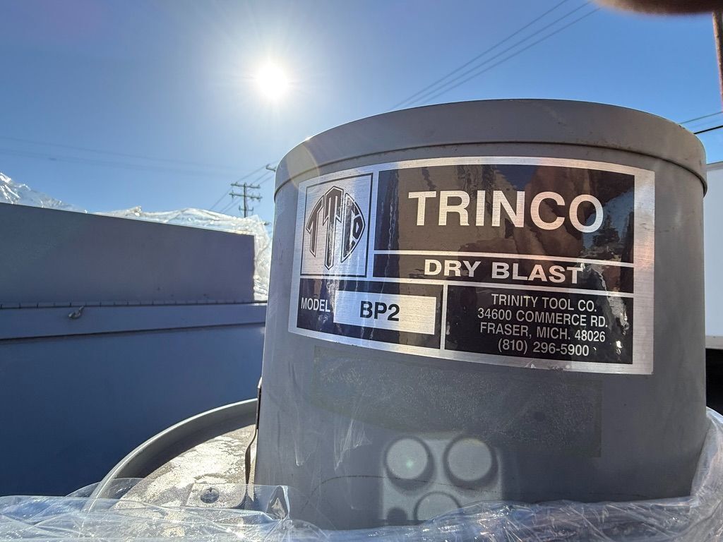 36" x 24" x 22" Trinco #33/BP, blast cabinet, vacuum dust recovery, viewing window, glove ports - Image 3