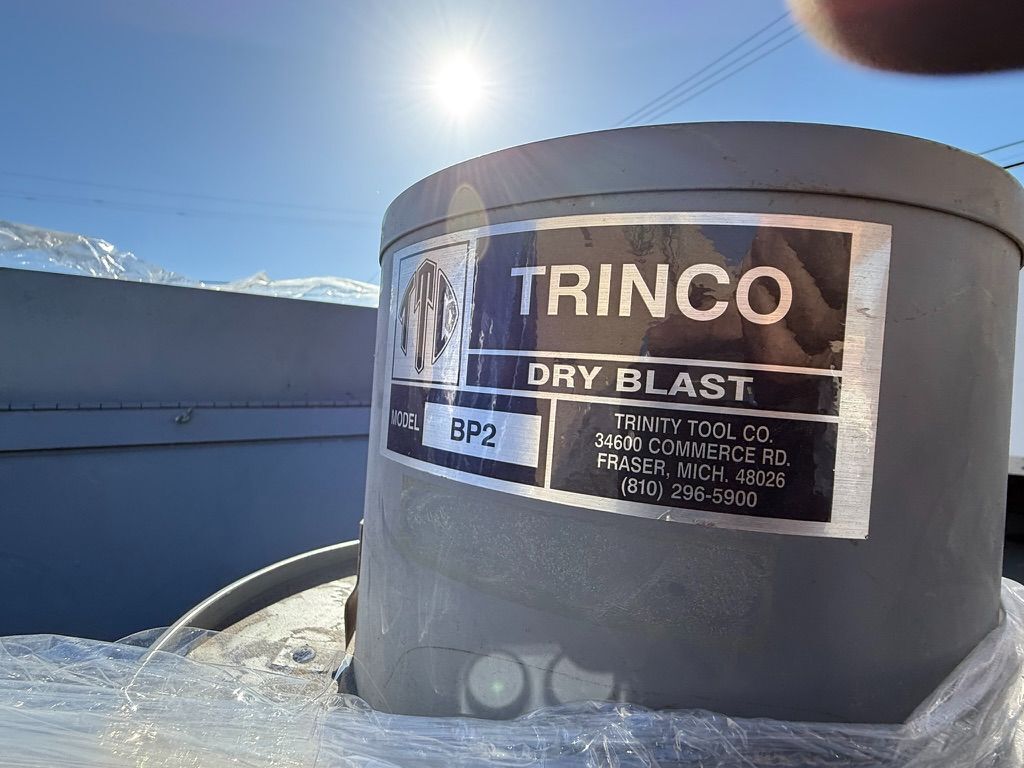 36" x 24" x 22" Trinco #33/BP, blast cabinet, vacuum dust recovery, viewing window, glove ports - Image 5