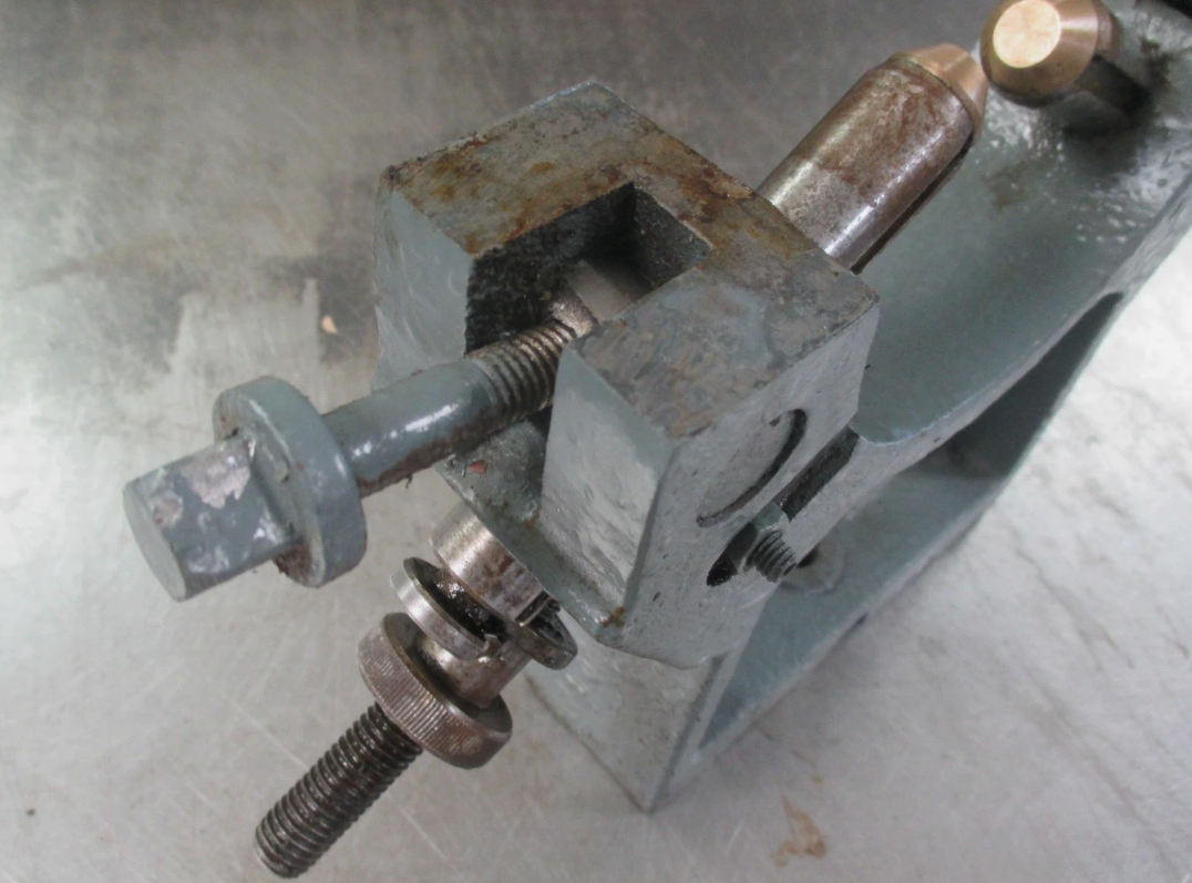 14" -15" Lathe steady rest, 4-3/8" opening & brass adjustable tips (YMC) - Image 4