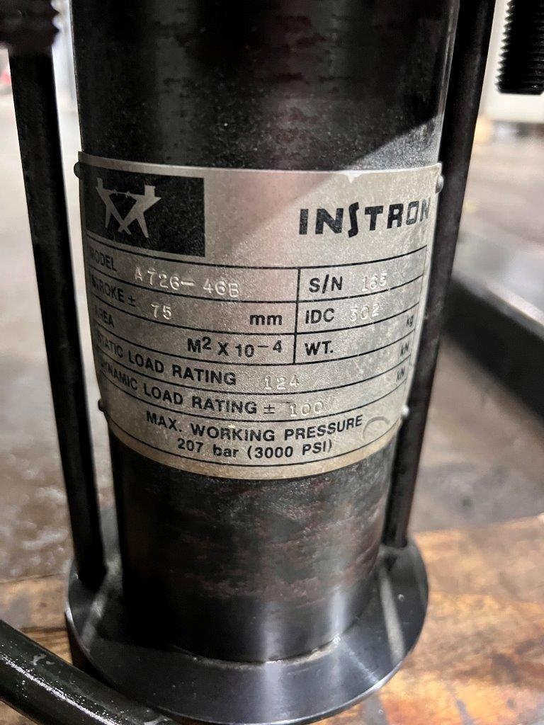 22 KIP (100kN), Instron #8501, fatigue testing system, 2 columns, 22" btwn columns, reconditioned - Image 5