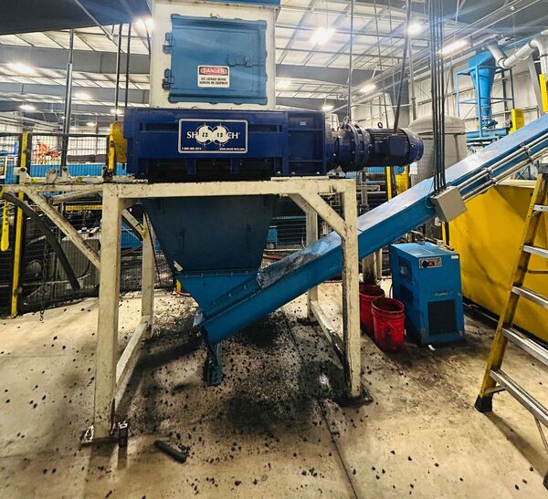 Shred-Tech #STQ-50E, 4 shaft shredder, 28" x 39" cutting chamber, 48 upper & lower knives, 2015 - Image 2